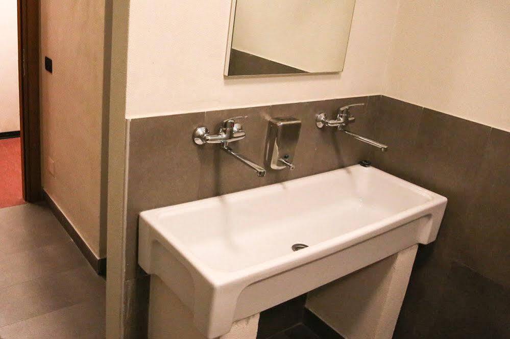 Oasi Hostel Merone Екстер'єр фото
